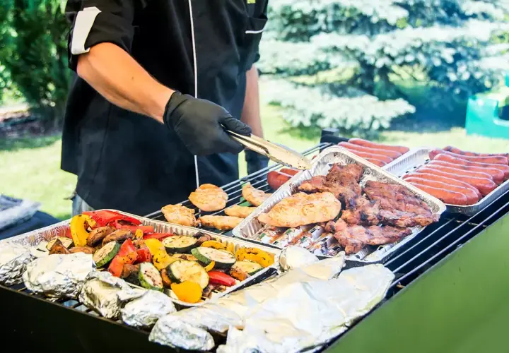 Grill mistrza kuchni: mięsa, warzywa i kiełbaski. Sprawdź nasz catering grill cennik na imprezę plenerową.