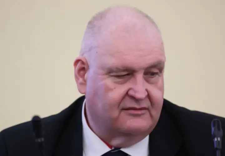Jan Kowalski, syn Wacława Kowalskiego, w garniturze, z mikrofonem przed sobą.