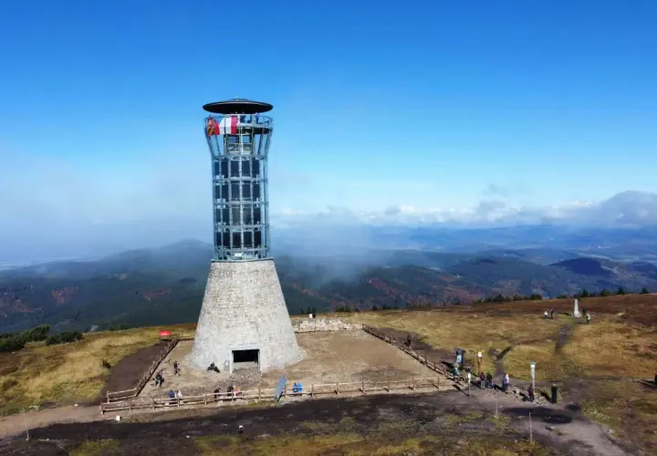 Wieża widokowa na szczycie masywu Śnieżnika, z której rozciąga się panorama na okoliczne góry.
