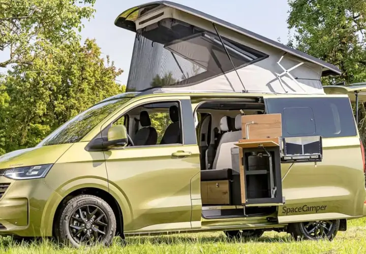Camping-car vert avec toit relevable et cuisine extérieure. Innovations transports camping car pour l'aventure.
