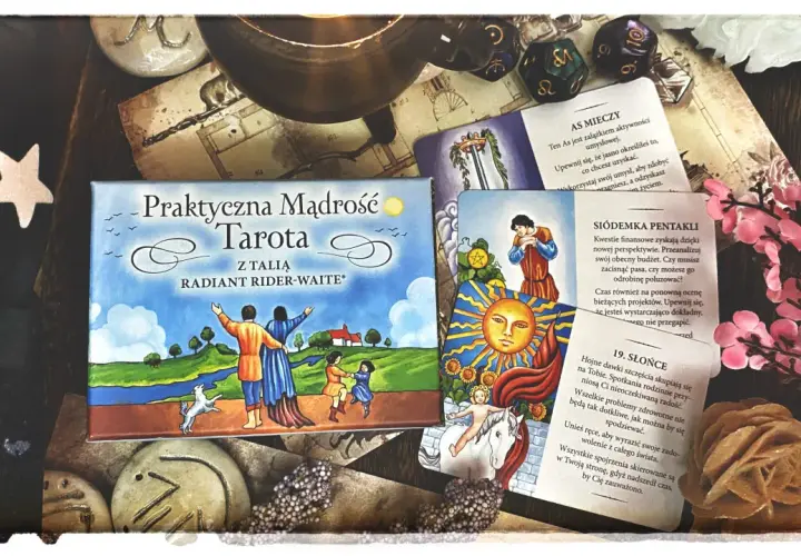 Karty tarota i kostki do gry, zapraszające do odkrywania daru intuicji.