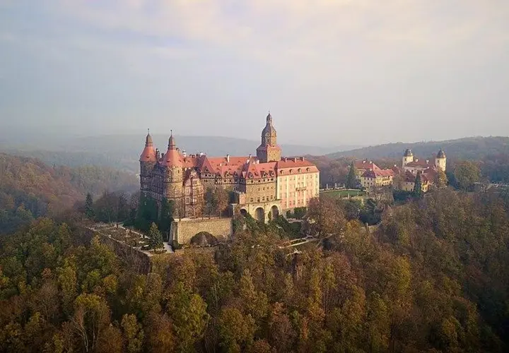 Gdzie zjeść w pobliżu Zamku Książ? Sprawdź najlepsze miejsca