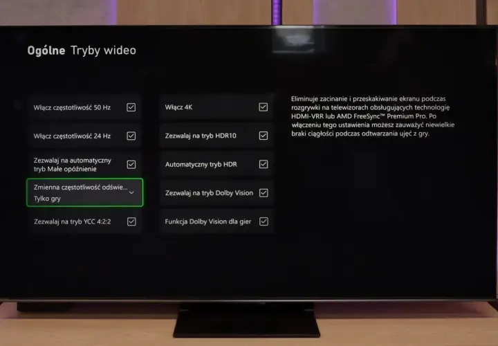 Menu ustawień telewizora Hisense z opcjami trybów wideo, takimi jak 4K, HDR i Dolby Vision.