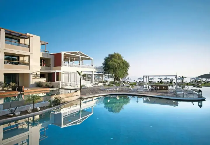 Luksusowy hotel Atlantica z basenem i widokiem na morze.