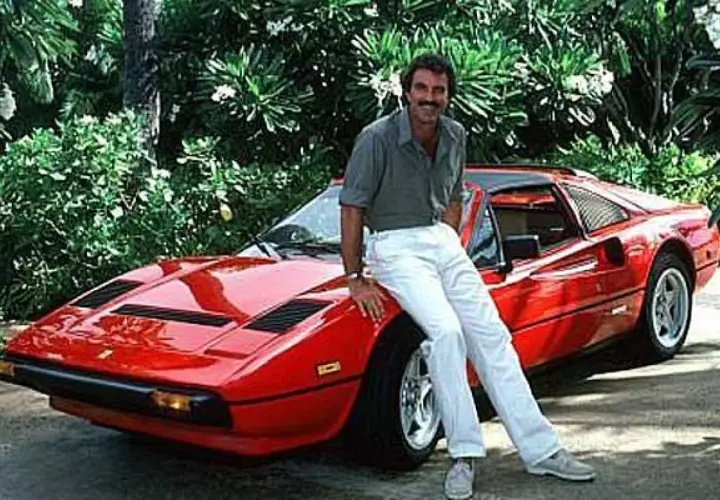 Magnum detektyw z hawajów obsada: Tom Selleck w czerwonym Ferrari, gotowy na kolejną przygodę.