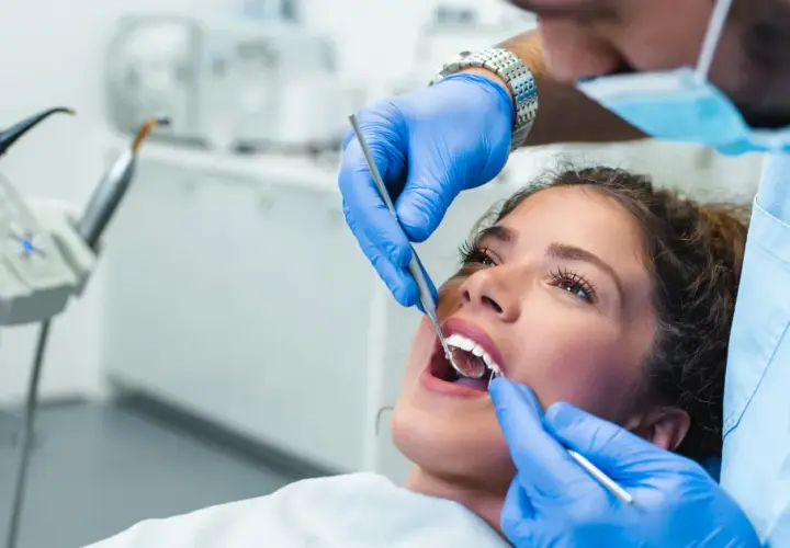 Pierwsza wizyta u dentysty: Kiedy, jak przygotować i co z NFZ?