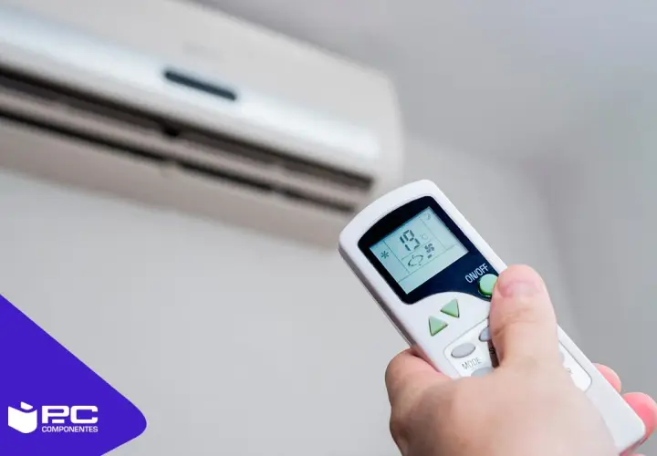 Mando a distancia ajustando el aire acondicionado a 19°C para disfrutar del frío.