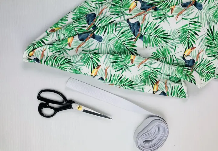 Rozcięcie w spódnicy DIY: 4 proste kroki, odmień swój styl!