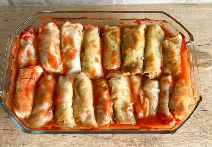 Pyszne gołąbki w sosie pomidorowym, gotowe do pieczenia w piekarniku.