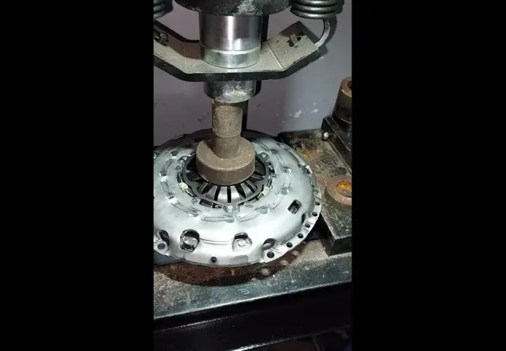 Jak cofnąć docisk sprzęgła LuK bez ryzyka uszkodzenia mechanizmu