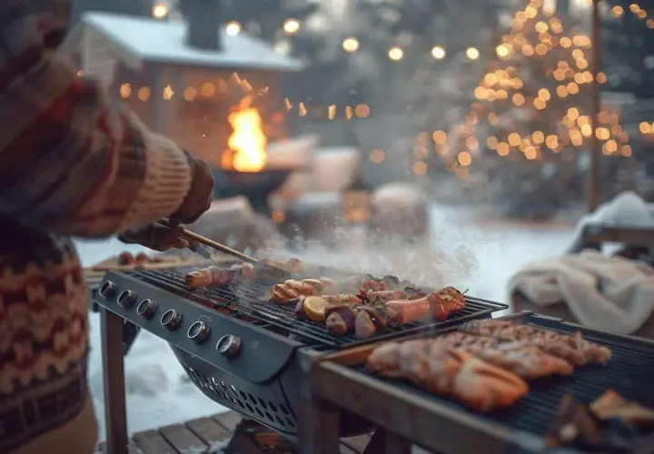 Un **barbecue d'hiver** en plein air, avec des brochettes et des saucisses grillant sur le feu, sous des guirlandes lumineuses. La neige recouvre le sol.