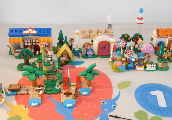 Lego-Nachbau einer Animal Crossing-Insel mit Häusern, Strand und Figuren.