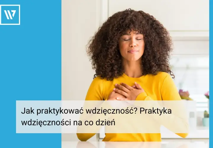 Kobieta z zamkniętymi oczami kładzie dłonie na sercu, praktykując wdzięczność. Jak pielęgnować wdzięczność na co dzień?