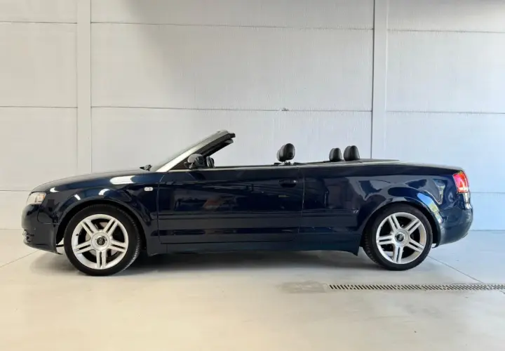 Audi A4 1.8T 163cv descapotable azul oscuro, ideal para disfrutar del sol. Opiniones positivas sobre su rendimiento.