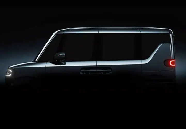 Ciemny, nowoczesny **Daihatsu** z charakterystycznym światłem tylnym w kształcie litery C i futurystycznymi światłami z przodu.