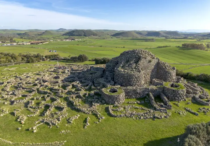 Antiche rovine di un nuraghe in Sardegna, testimonianza di a cosa servivano i nuraghi: difesa, abitazione e centro comunitario.