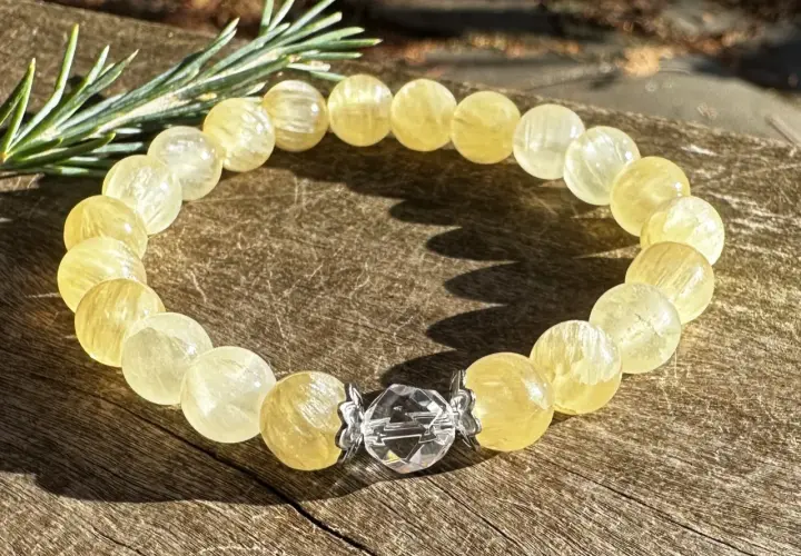 Armband aus gelben Calcit-Kugeln mit einem Kristall-Verschluss. Der Danburit Heilstein Wirkung wird oft mit Klarheit und Energie assoziiert.