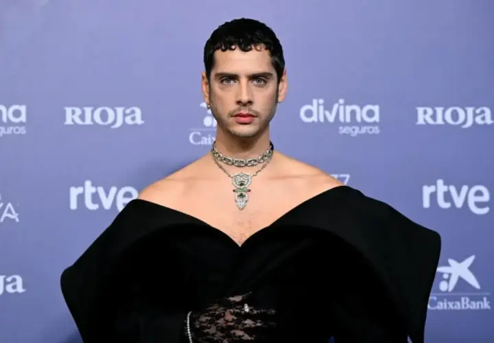 Eduardo Casanova, con un elegante vestido negro y joyas deslumbrantes, posa en la alfombra roja de los Goya.