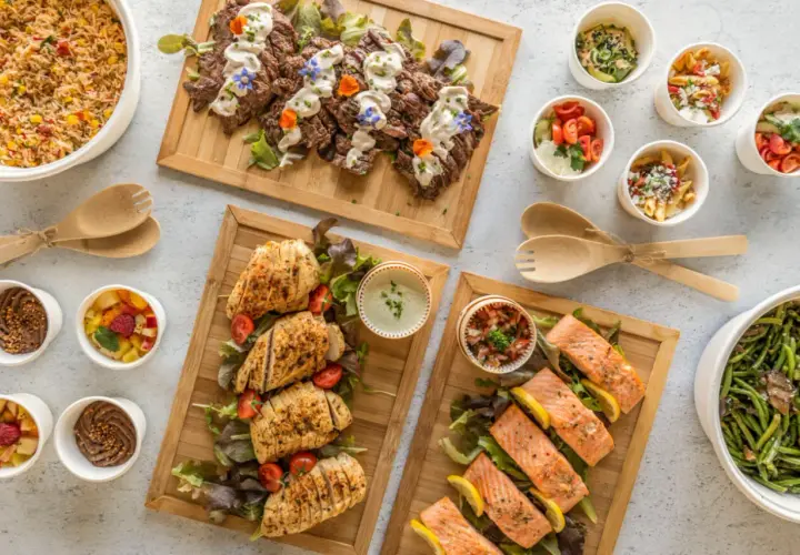 Un buffet froid mariage fait maison : viandes, poissons, salades, pâtes et desserts. Un festin visuel et gustatif.
