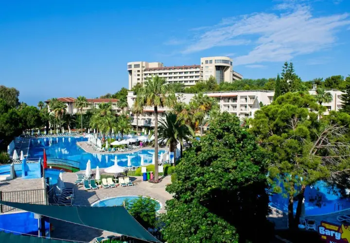 Luksusowy hotel z basenami i palmami, idealne miejsce na wakacje. Barut Hemera zaprasza!
