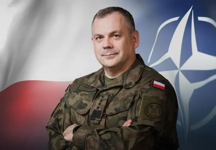 Generał Rajmund Andrzejczak, szef sztabu generalnego wojska polskiego, na tle flagi Polski i NATO.