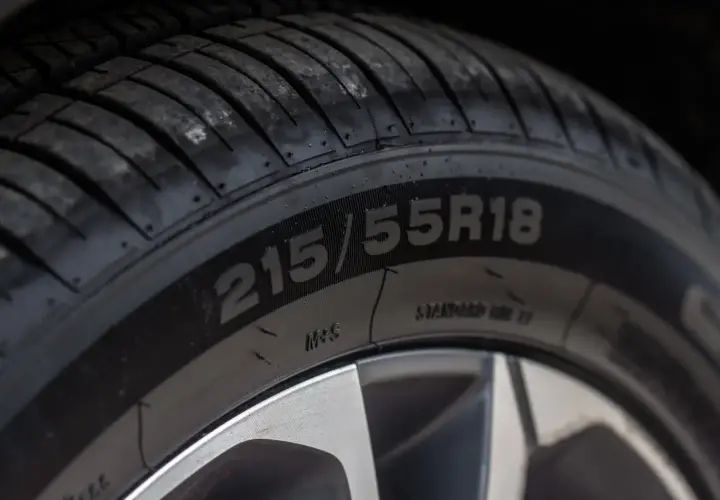 Zbliżenie na bieżnik opony 215/55R18. Te opony wzmacniane zapewniają pewność na drodze.