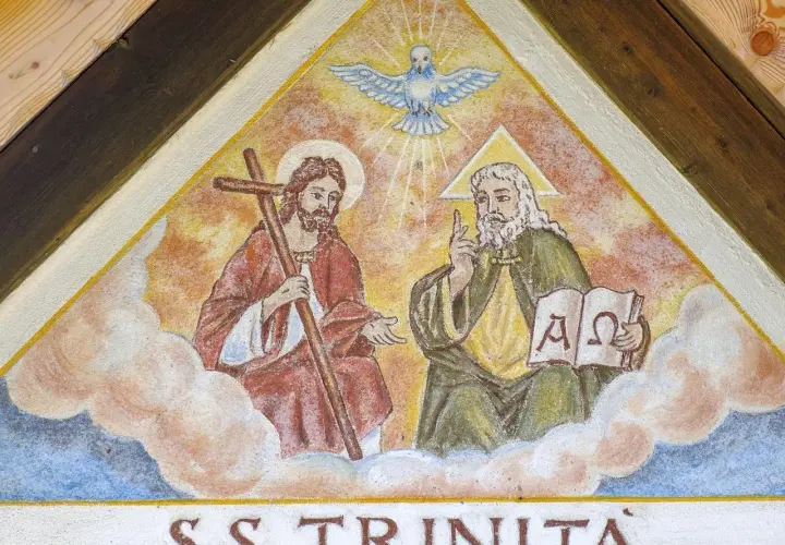 Darstellung der heiligen Dreifaltigkeit: Gott Vater mit Buch, Sohn mit Kreuz und Heiliger Geist als Taube.