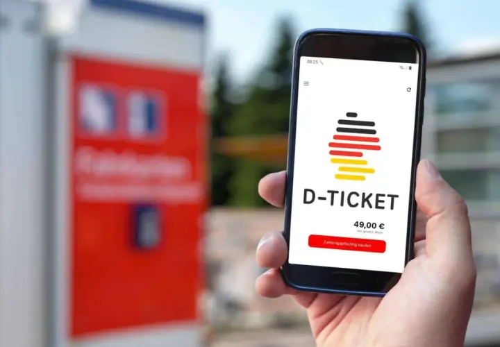 Smartphone zeigt D-Ticket App mit Preis und Kaufbutton. Verschiedene Deutschlandticket zahlungsarten sind möglich.