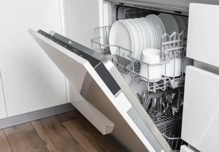 Otwarta zmywarka Electrolux z pełnym załadunkiem naczyń. Pojawił się błąd i30, co oznacza problem z dopływem wody.
