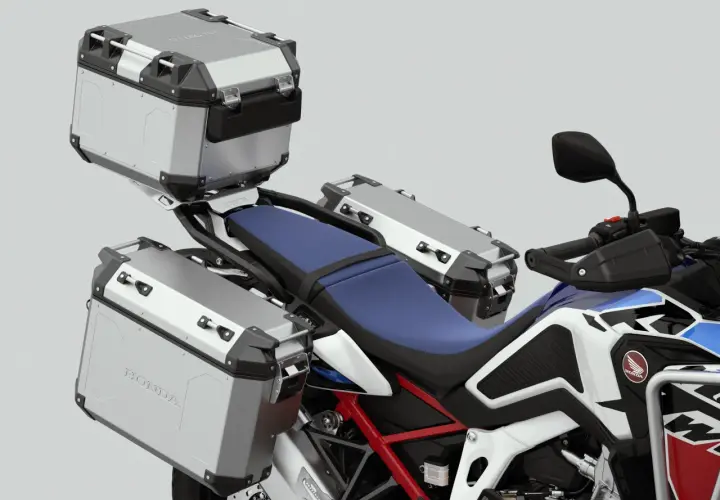 Moto Honda con maletas laterales y superior, ideal para viajes largos. Con estas alforjas, se puede llevar mochila en moto sin problemas.