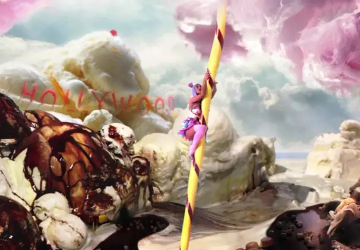 Katy Perry w teledysku "California Gurls" wspina się po lizaku na tle lodowej krainy z napisem "HOLLYWOOD".