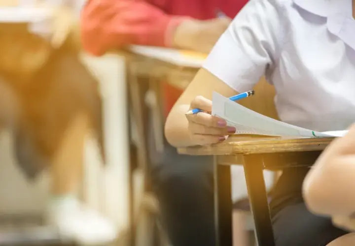 Uczeń pisze test, starając się zdobyć jak najwięcej punktów za oceny.