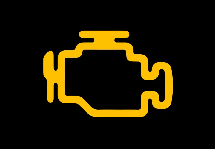 Żółty symbol silnika na czarnym tle. To ostrzeżenie "check engine", które sugeruje problem z samochodem.