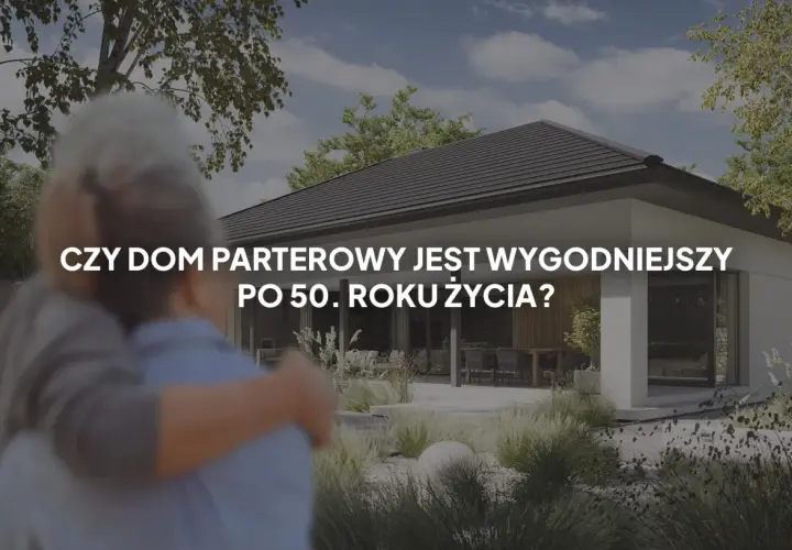 Dwoje starszych ludzi przytula się na tle nowoczesnego domu parterowego. Czy to najciekawsze projekty domów parterowych dla seniorów?