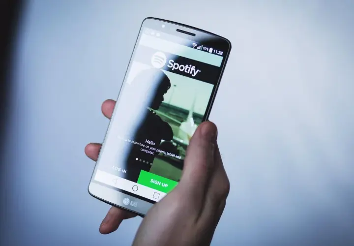 Dłoń trzyma smartfon z ekranem Spotify. Czas na podsumowanie roku, kiedy Spotify Wrapped!