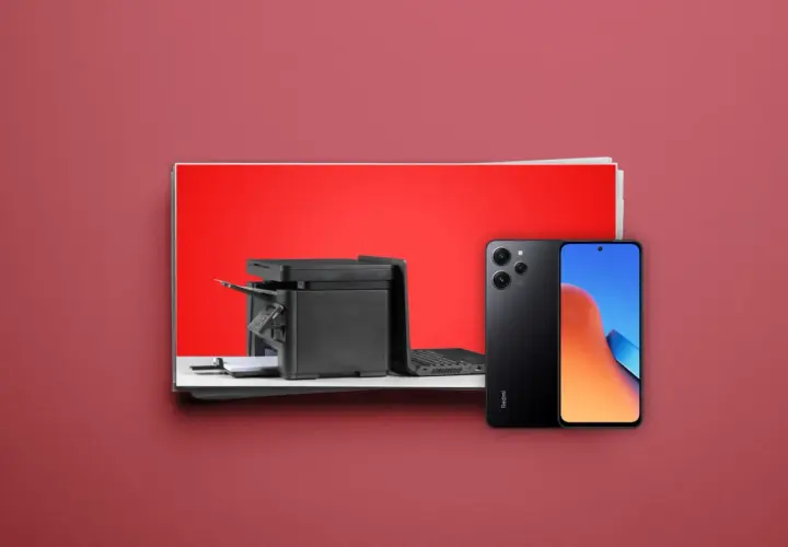 Ein schwarzer Drucker und ein Samsung-Handy liegen nebeneinander. Mit dem Handy kann man Dokumente scannen.