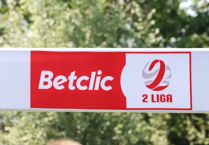 Logo Betclic i 2 Liga. Kto awansuje? Czekamy na rozstrzygnięcia w tabeli.