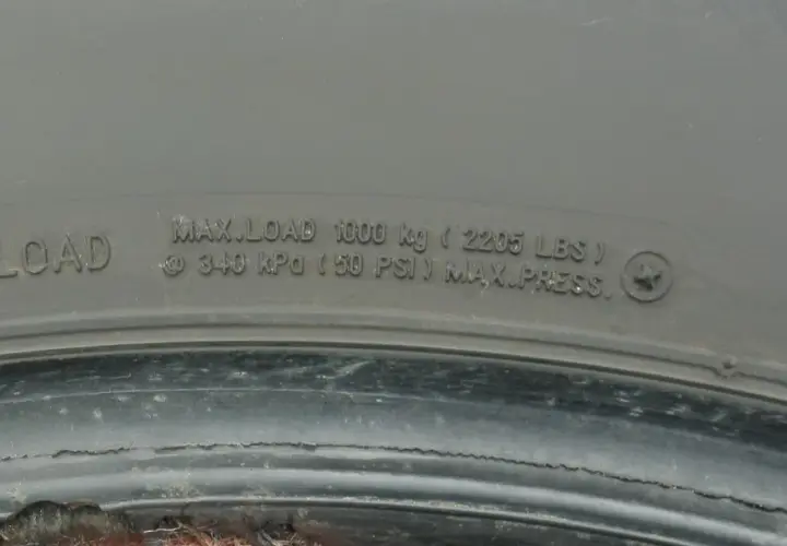 Napisy na oponie: MAX.LOAD 1000 kg, 340 kPa (50 PSI) MAX.PRESS.