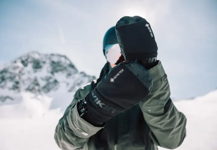 Narciarz w rękawicach z membraną GORE-TEX, gotowy na górskie przygody.