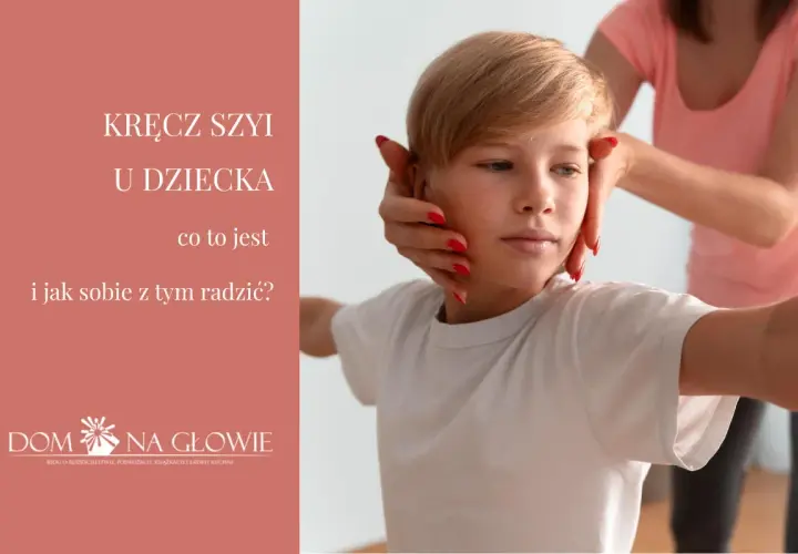 Delikatne badanie głowy chłopca, by sprawdzić kręcz szyi u dziecka. Poradnik dla rodziców.