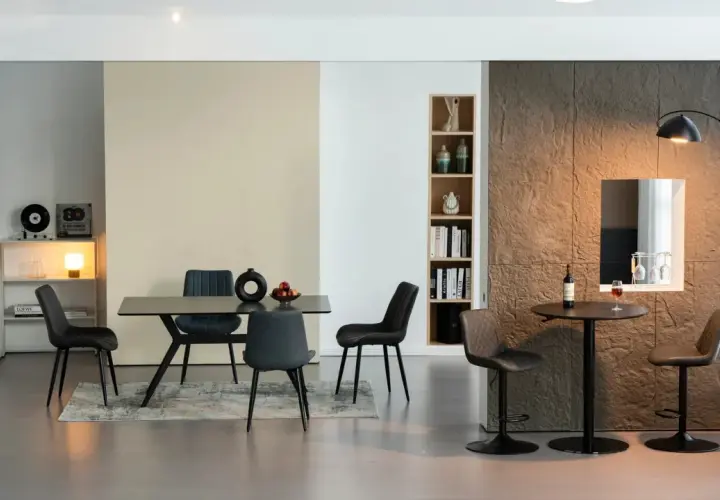 Salle à manger moderne avec chaises en cuir synthétique, table et coin bar.