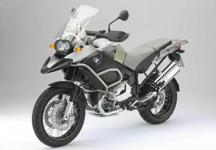 BMW GS 1200 Adventure. Poznaj dane techniczne tego potężnego motocykla turystycznego, idealnego na każdą drogę.