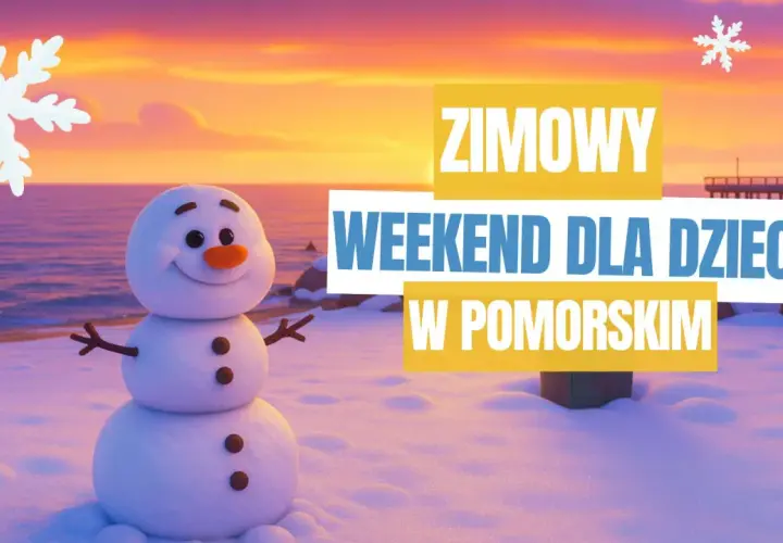 Bałwanek na plaży przy zachodzie słońca, z napisem "ZIMOWY WEEKEND DLA DZIECI W POMORSKIEM".