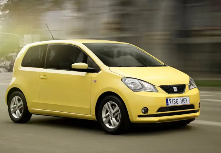 Żółty Seat Mii pędzi ulicą, tworząc wrażenie ruchu.