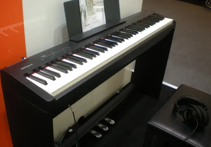 Keyboard czy pianino cyfrowe - kluczowe różnice, które musisz znać
