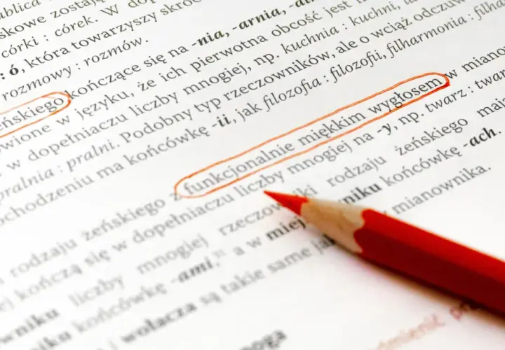 Czerwona kredka podkreśla fragment tekstu o odmianie rzeczowników, wyjaśniając, co oznacza nom.