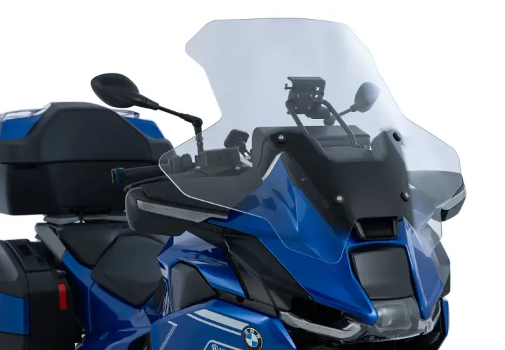 Cupolino trasparente per moto, con un design che ricorda un cupolino cafe racer, montato su una BMW blu con borse laterali e bauletto.