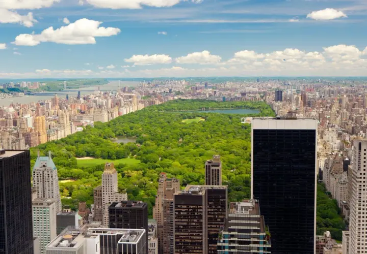 Widok na Central Park i drapacze chmur. To jedne z wielu atrakcji Nowego Jorku, które warto zobaczyć.