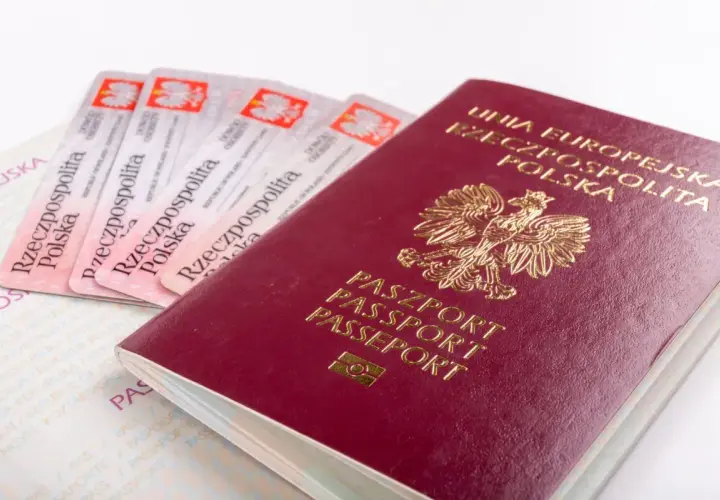 Polski paszport i kilka dowodów osobistych. Czy do Portugalii potrzebny jest paszport? Tak, jeśli nie jesteś obywatelem UE.
