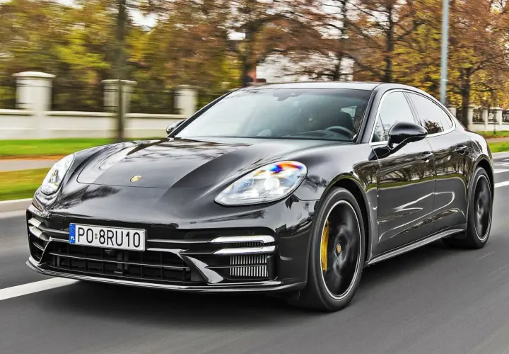 Czarny Porsche Panamera w ruchu. Sprawdź aktualną porsche panamera cena i odkryj luksus na drodze.
